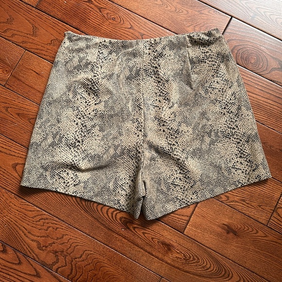 Zara Basic Shorts - Picture 2 of 3